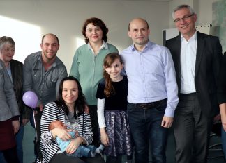 Bürgermeister Klaus Pesch (2.v.r.) feierte mit den ersten Babys 2009 und 2019 das zehnjährige Bestehen des Babybegrüßungprojektes: Leonie (10) mit ihren Eltern Swetlana und Karl Friz sowie Baby Finn mit Mutter Al`Ona Kirnos und Vater Patrick Joisten freuten sich gemeinsam mit Sabine Klocke (rechts, Abteilungsleiterin Jugendamt) sowie Barbara Sorgnitt (links, Koordinatorin Frühe Hilfen) und Bezirkssozialarbeiterin Heidrun Kuzorski. Foto: Stadt Ratingen